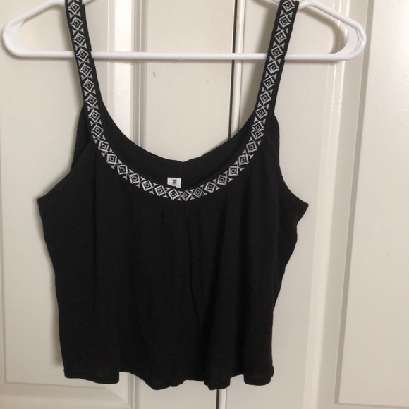 Black, geometric trim, textured crop top - Picture 3 of 4
